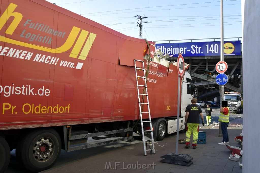 LKW blieb unter Bruecke haengen Koeln Deutz Opladenerstr Deutz Muelheimerstr P129.JPG - Miklos Laubert